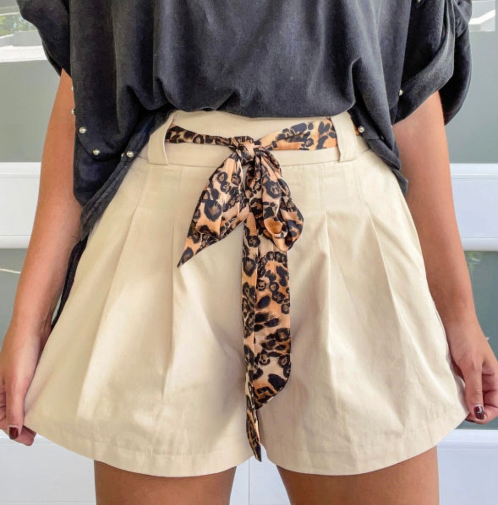 Leopard belt woven shorts